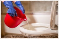 Cách thông bồn cầu bị tắc bằng nước nóng