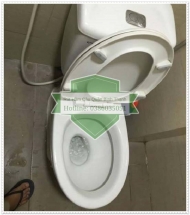 Cách thông bồn cầu bằng băng keo hiệu quả