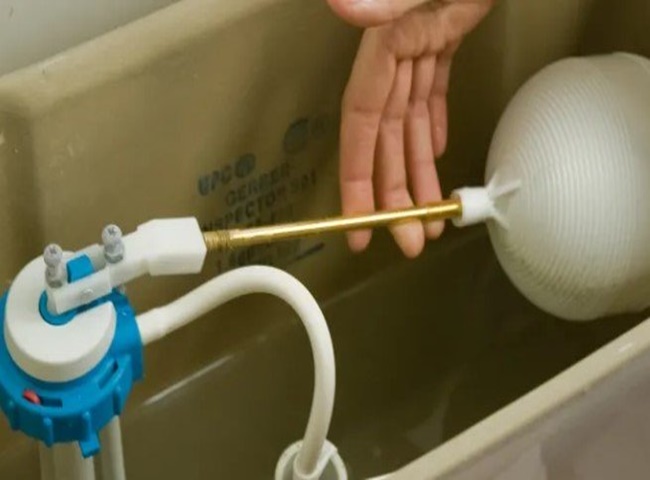 Sự cố kẹt phao khóa nước