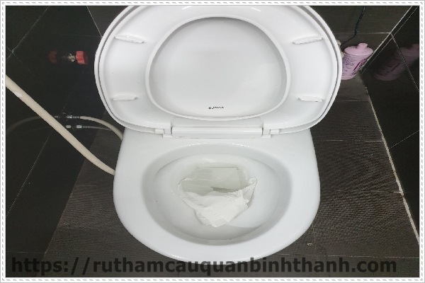 D&ugrave;ng nước tẩy bồn cầu để vệ sinh bồn cầu sạch sẽ