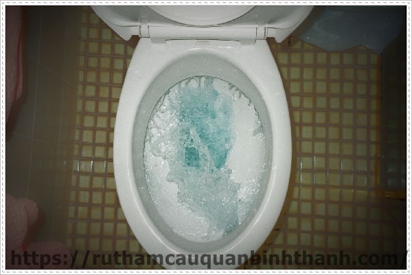 Lưu &yacute; khi th&ocirc;ng bồn cầu nghẹt bằng nước n&oacute;ng