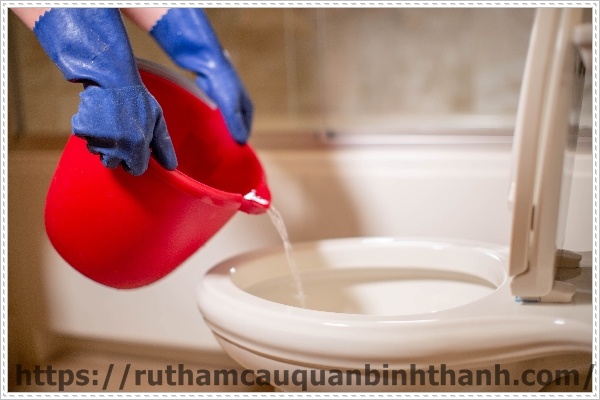 C&aacute;ch th&ocirc;ng bồn cầu nghẹt bằng một x&ocirc; nước n&oacute;ng