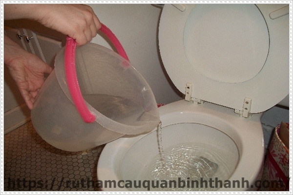 C&aacute;ch th&ocirc;ng bồn cầu nghẹt bằng nước n&oacute;ng v&agrave; baking soda