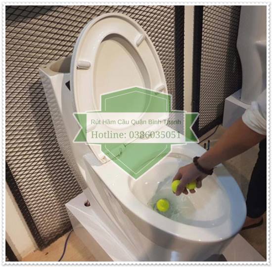 Nước đá không thể thiếu khi thông bồn cầu