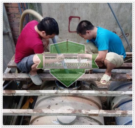 Bồn chứa nước bị rò rỉ nước chạy xuống bồn quá nhiều