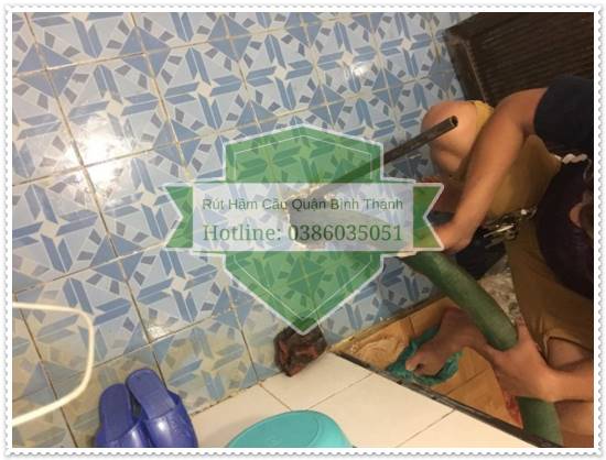 Ống thoát khí bồn cầu bị nghẹt gây khó chịu