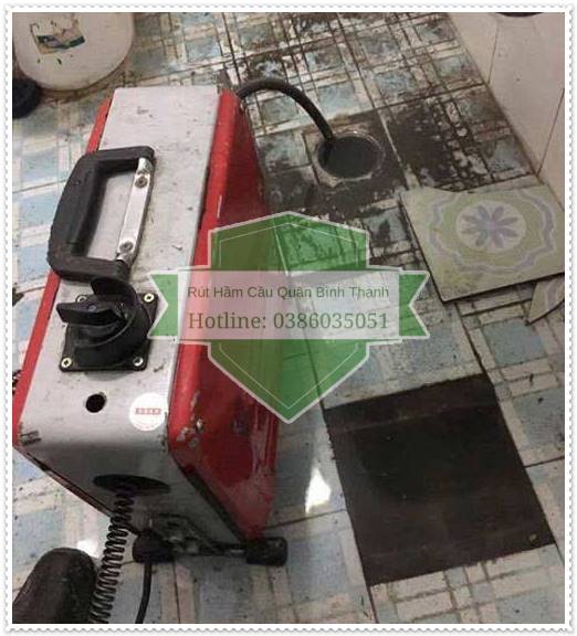 Nước thải trong bồn cầu r&uacute;t qu&aacute; chậm