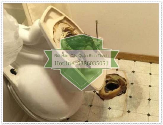 Bồn cầu nghẹt do bị kẹt rác thải để quá lâu ngày