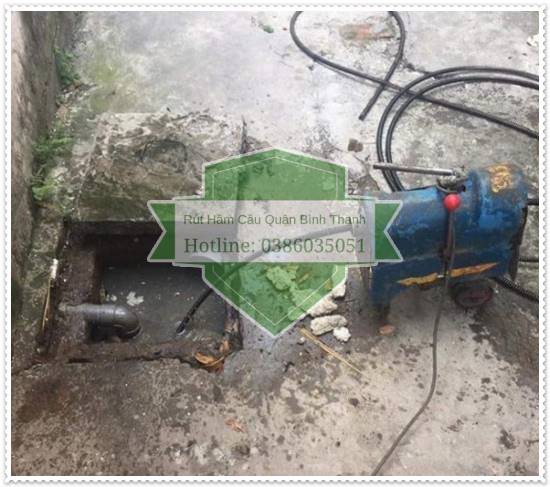 Ống thoát nước bị nghẹt gây ùn tắc