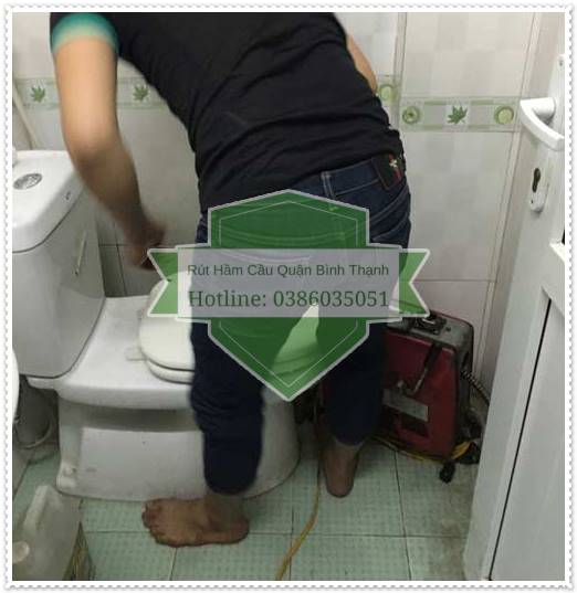 Dùng máy lò xo để thông đường ống nghẹt