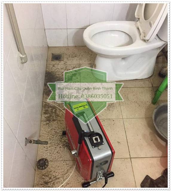 Xử lý bồn cầu thoát nước chậm do tắc ống thông hơi
