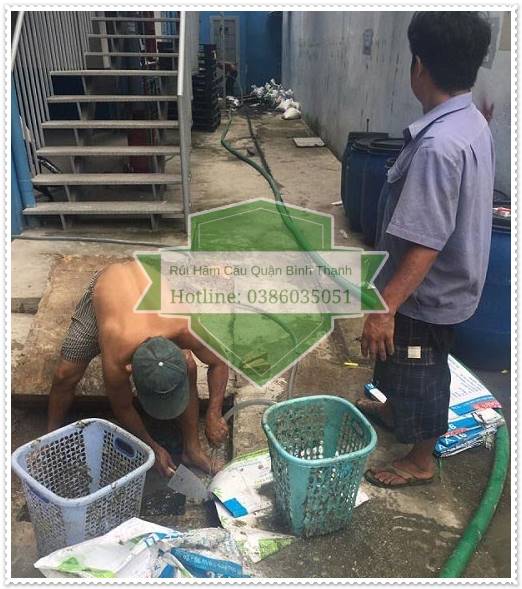 Do bể phốt của bồn cầu bị đầy tr&agrave;n ra qu&aacute; nhiều