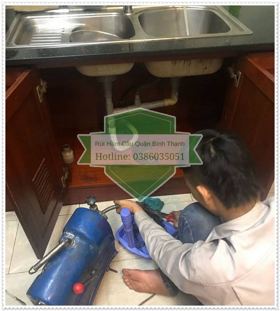 Nên mua dụng cụ thông bồn cầu ở các dịch vụ