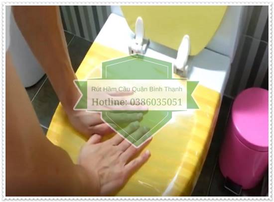 Dùng bằng keo để thông bồn cầu khi nghẹt